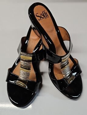 SOFFT BLACK PATENT LEATHER WEDGE SANDALS WITH SILVER DETAILS.SIZE 9